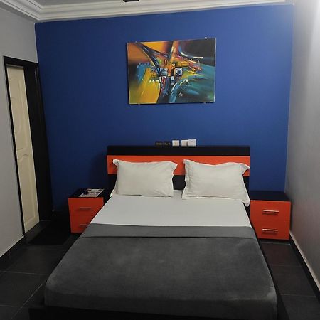 Royal Blue Guest House & Bar ロメ エクステリア 写真