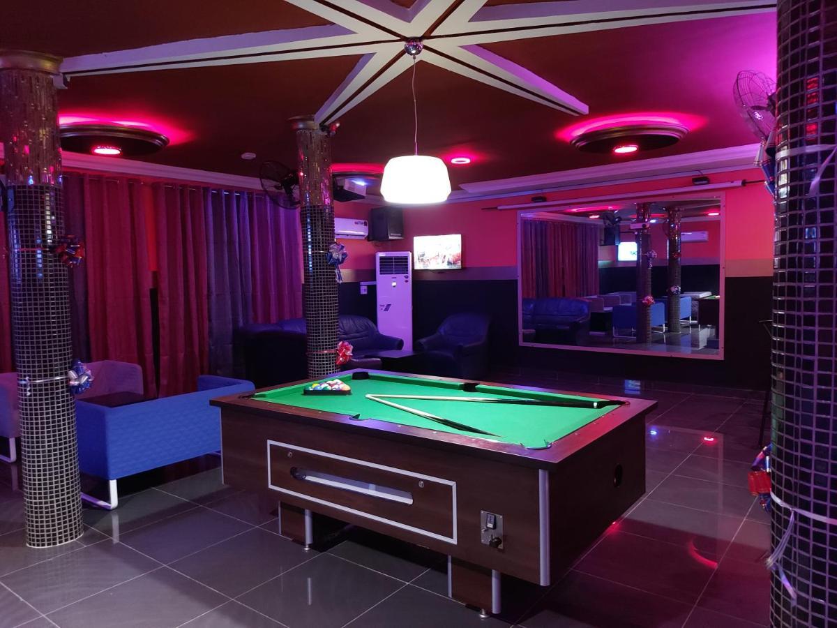 Royal Blue Guest House & Bar ロメ エクステリア 写真