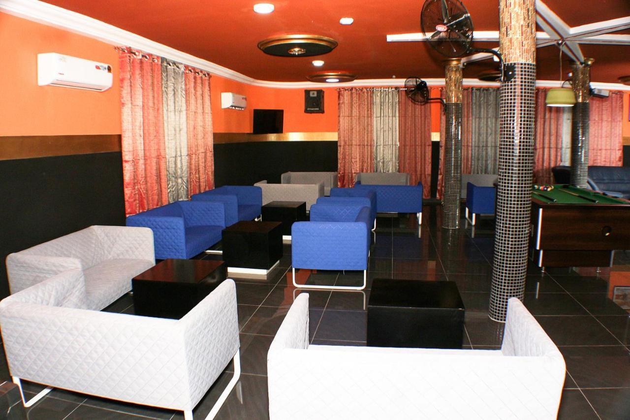 Royal Blue Guest House & Bar ロメ エクステリア 写真