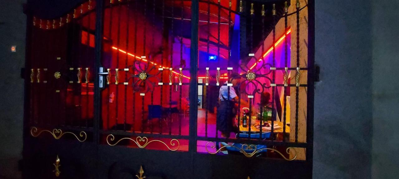 Royal Blue Guest House & Bar ロメ エクステリア 写真
