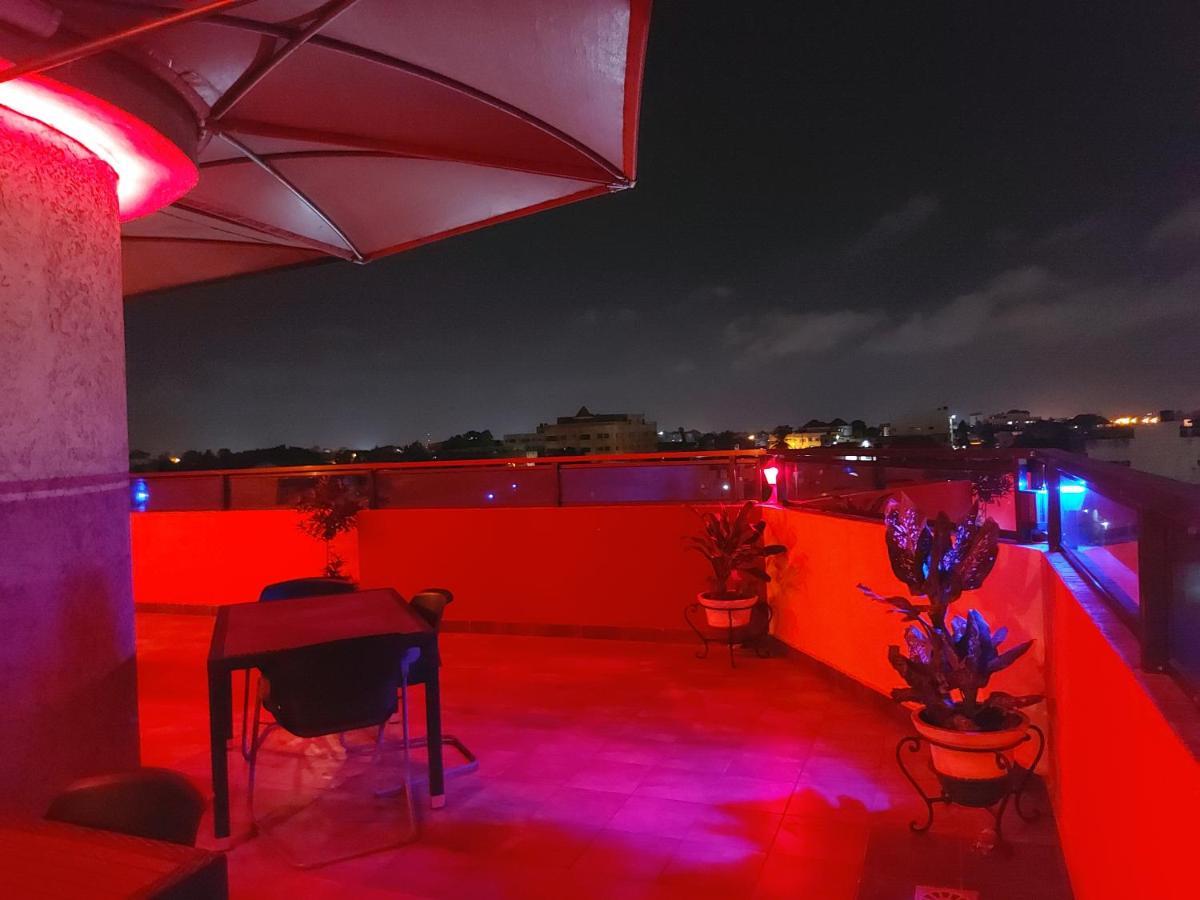 Royal Blue Guest House & Bar ロメ エクステリア 写真