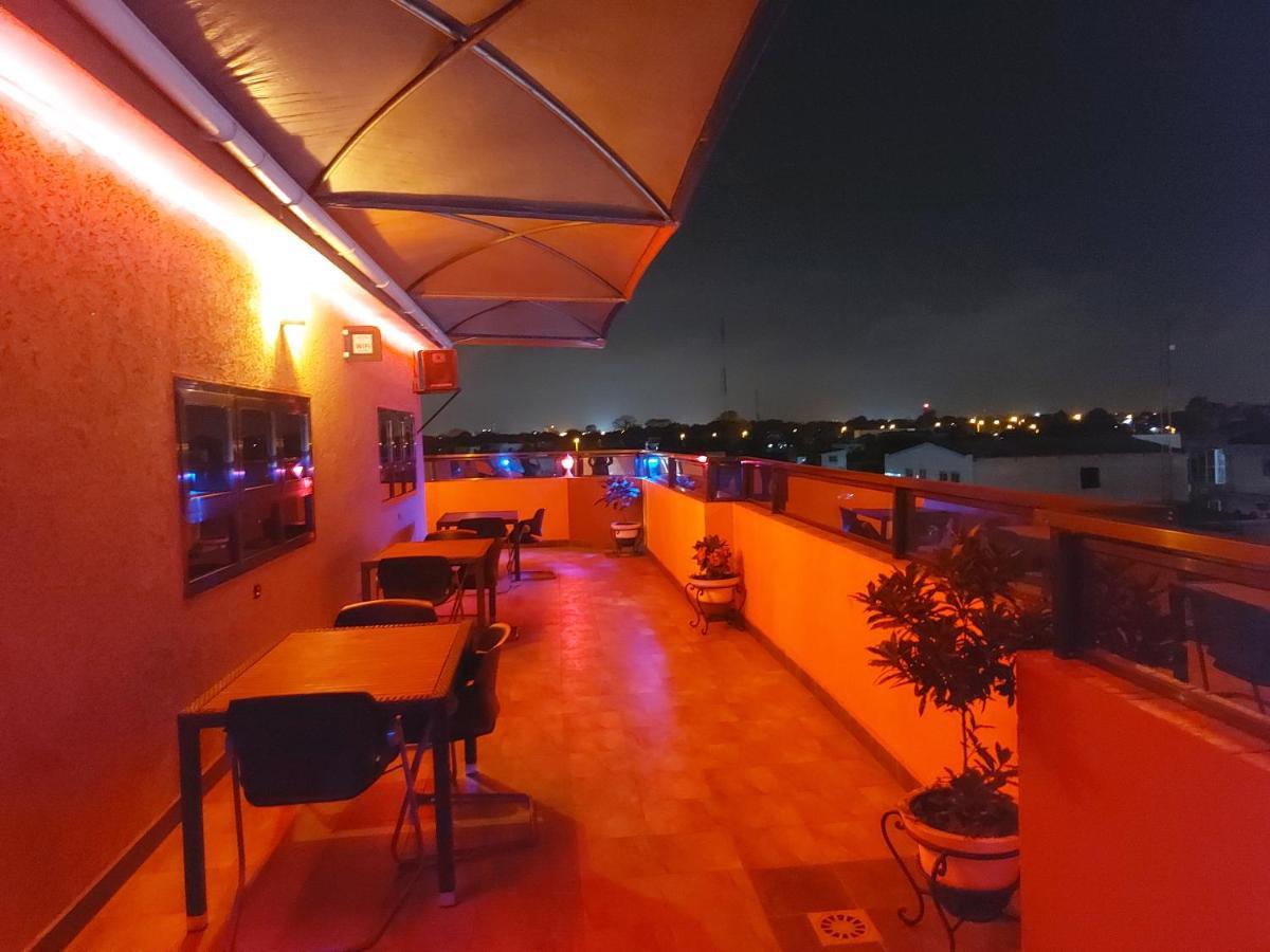 Royal Blue Guest House & Bar ロメ エクステリア 写真